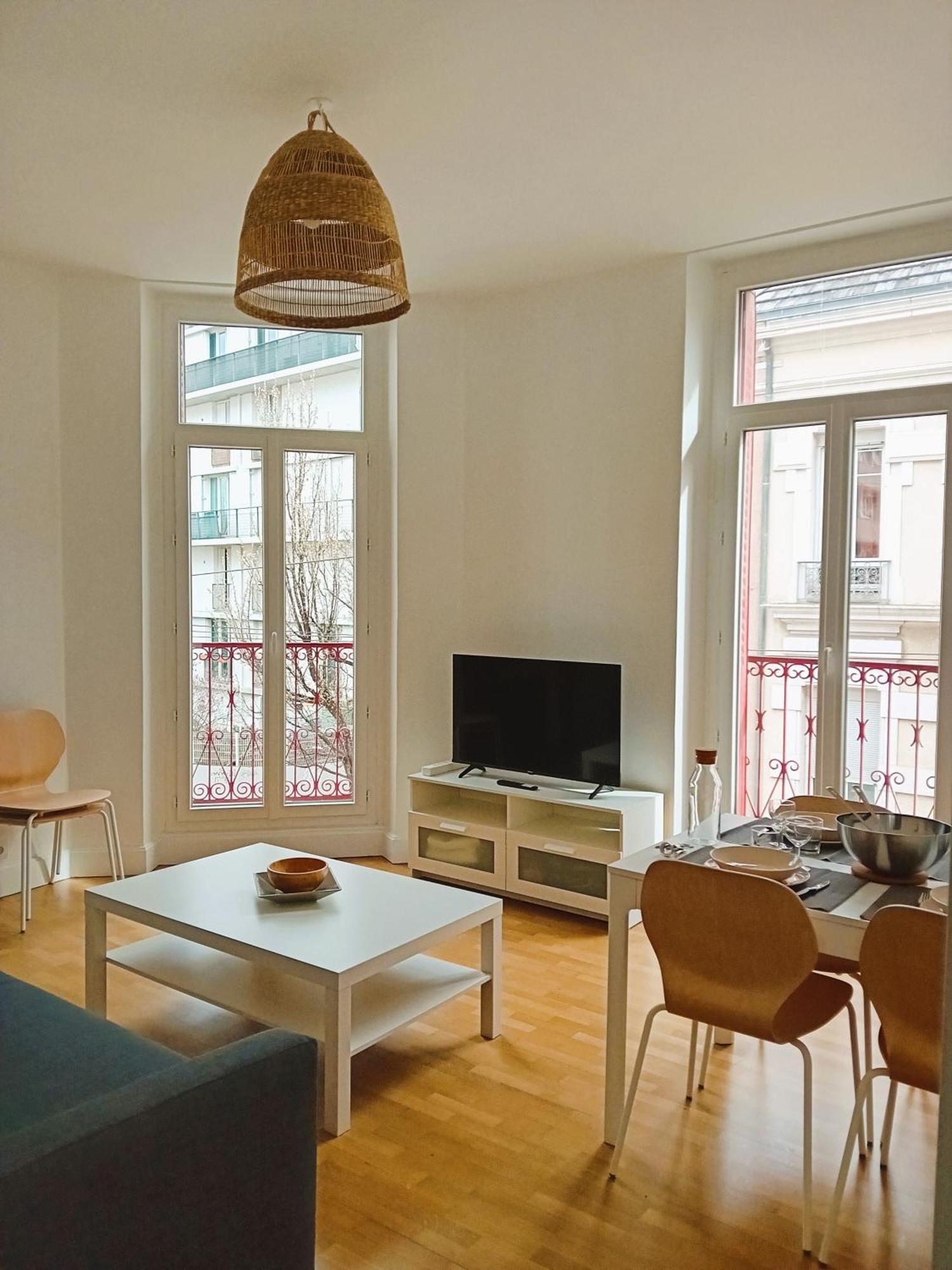 102 - Appart Renove Avec Grand Salon Et 1 Chambre - Tram Et Clinique Mutualiste A 1 Min Grenoble Dış mekan fotoğraf